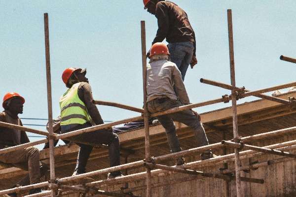 Sicurezza sul lavoro - Immagine di lavoratori in un cantiere