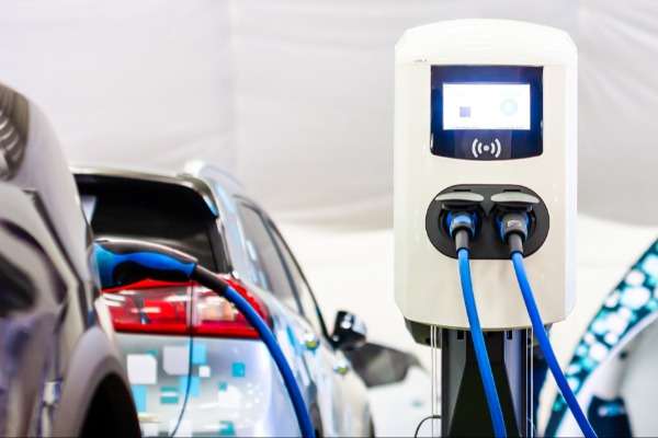Auto elettriche in caricamento presso una stazione di rifornimento elettrico.