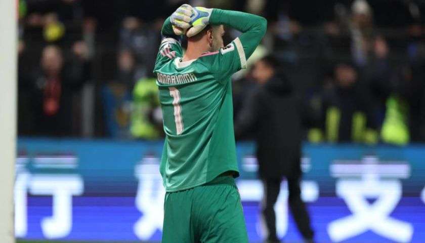 donnarumma in ginocchio dopo la mancata qualificazione dell'italia ai mondiali