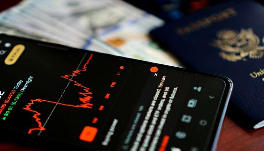 foto di un cellulare che riprende investimenti in Borsa