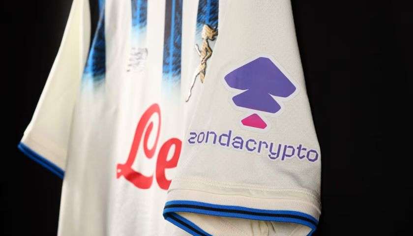 na foto della maglia dell'atalanta con il brand zondacrypto