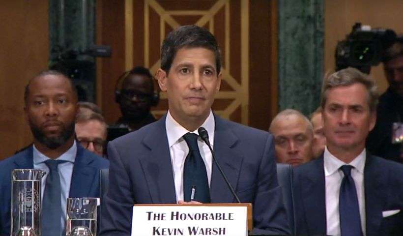 una foto di kevin warsh durante audizione per nomina Fed