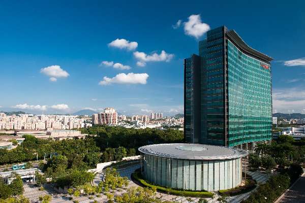 Sede centrale di Huawei a Shenzhen, Cina, con torre direzionale in vetro e centro congressi circolare