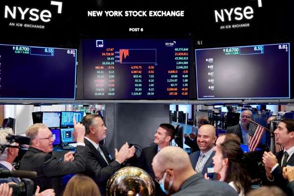 Azioni sottovalutate - Immagine di trader operative al NYSE