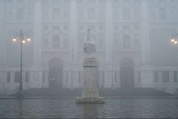 Una giornata di nebbia a Piazza Affari, a Milano