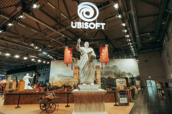 una foto del logo di Ubisoft durante una convention