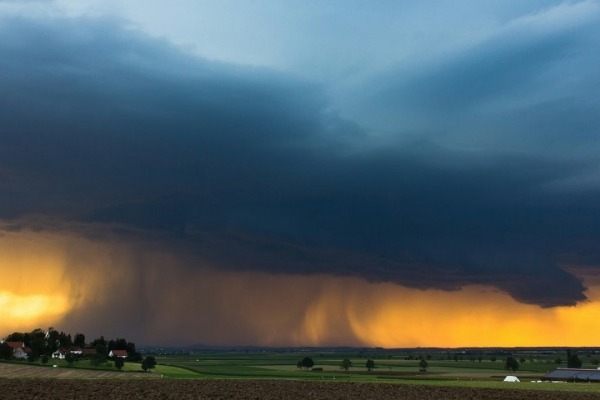 Una grande tempesta in arrivo su un paese di campagna