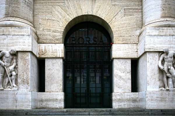 Dividendi - Immagine dell'ingresso della sede di Piazza Affari