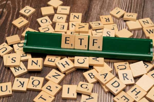 La parola ETF si compone sulla schedina del gioco dello Scarabeo