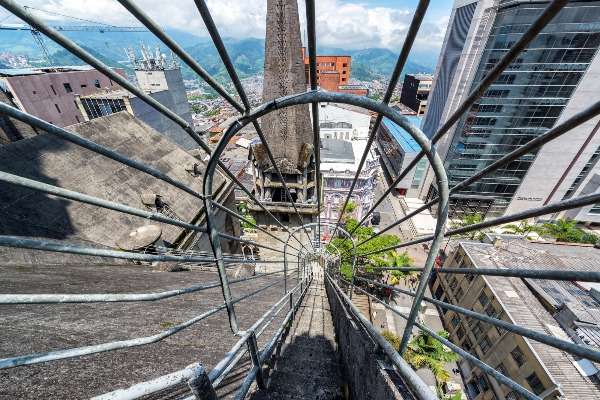 La passeggiata protetta sul tetto e sulla cupola di una cattedrale in Colombia.