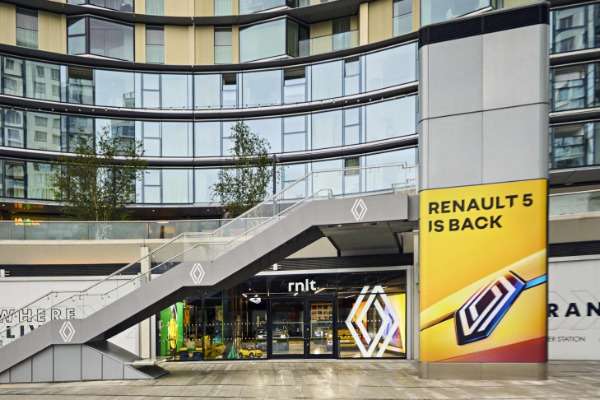 L'esterno dell'ingresso della sede di REnault a Battersea