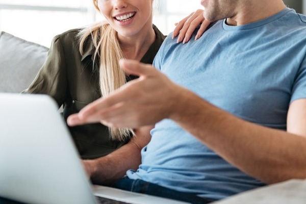 Una coppia confronta delle polizze assicurative al computer