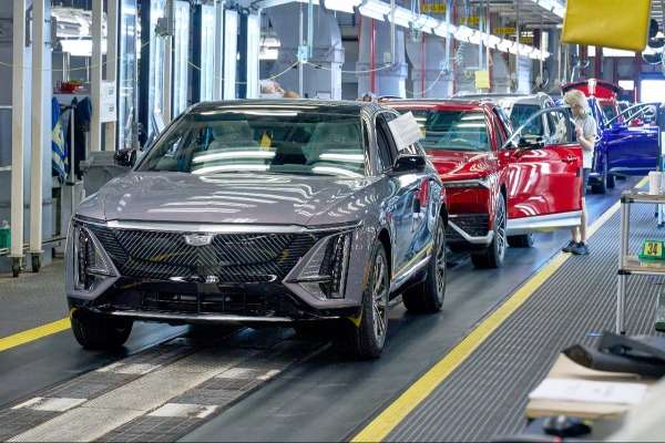 una foto delle auto di General Motors nelle fabbrica