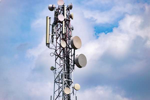 Una torre per le telecomunicazioni con numerosi ripetitori