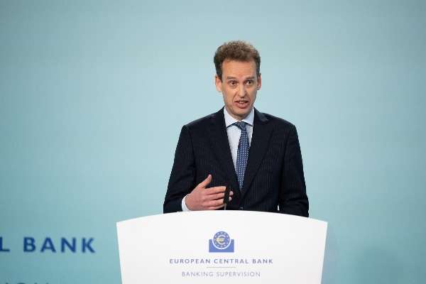Frank Elderson, vicepresidente del Supervisory Board della BCE, parla al podio durante una conferenza stampa sulla vigilanza bancaria