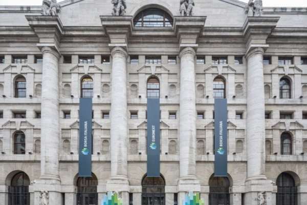Una vista ravvicinata di Palazzo Mezzanotte, dove ha sede la Borsa Italiana