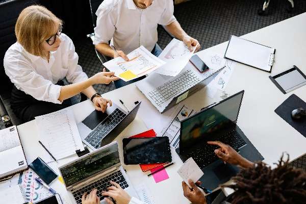 buoni pasto 2026, una foto di persone che lavorano insieme