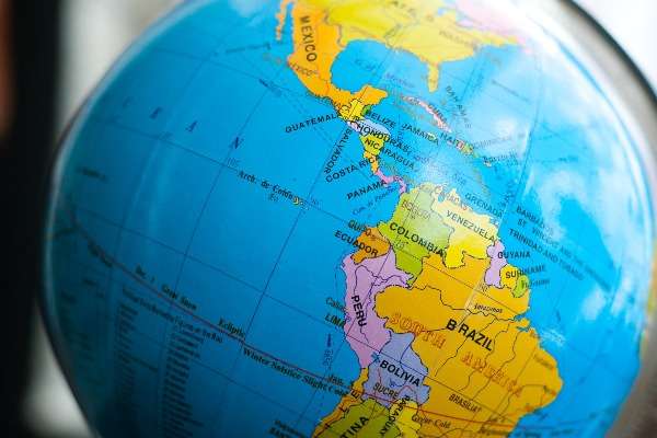 Un mappamondo politico mostra i paesi dell'America centrale e del sudamerica
