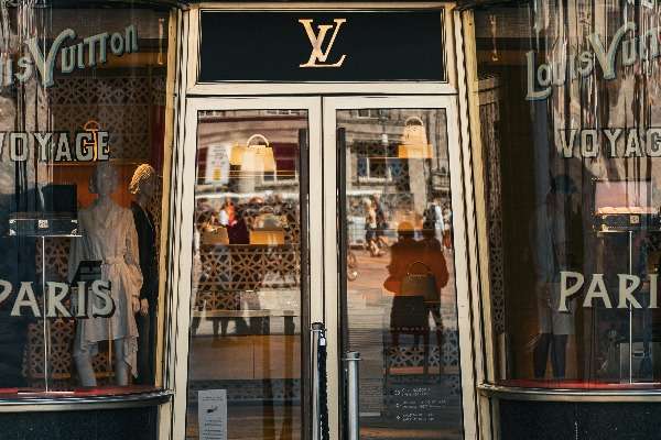 Lusso - Immagine dell'entrata di un negozio di Louis Vuitton