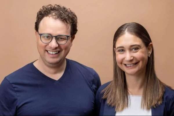 una foto che ritrae Dario e Daniela Amodei, fondatori di Anthropic