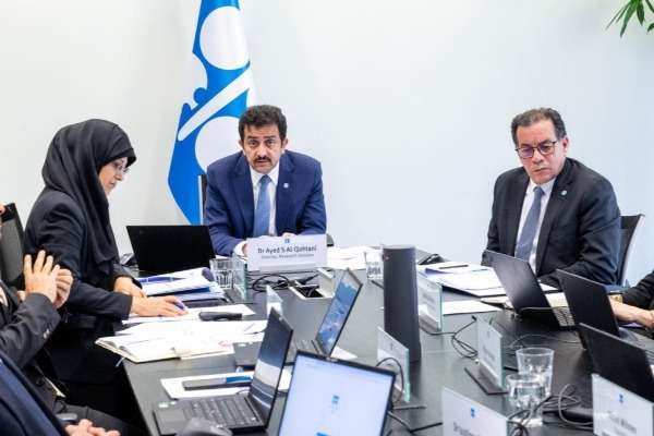 Una riunione di membri Opec. Attorno al tavolo siedono differenti membri, con faccia preoccupata.