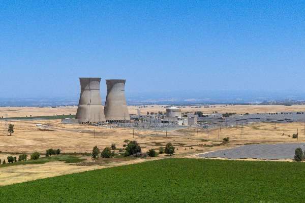 Energia nucleare - Immagine di centrali nucleari immerse nel verde in California