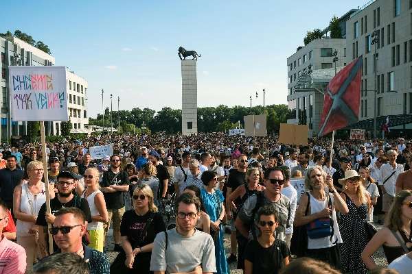 Intelligenza artificiale - immagine di una protesta in piazza