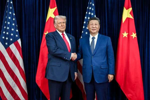 Petrolio - Immagine di Trump e Xi che si stringono la mano