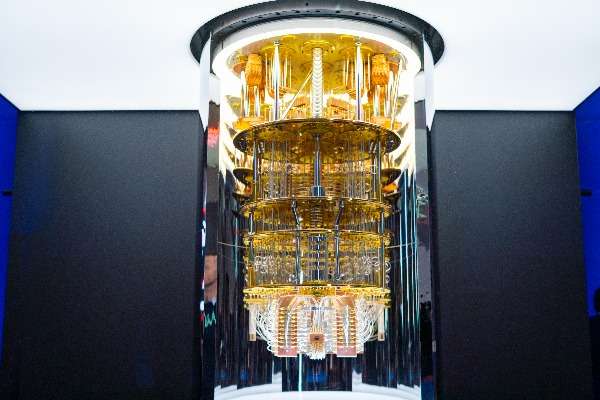 Computer quantistico IBM System One esposto al CES 2020: struttura cilindrica in vetro con componenti dorati su più livelli.