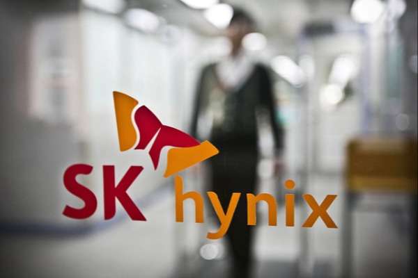 Logo SK Hynix su una parete a vetri nella sede del gruppo, con una figura sfocata sullo sfondo