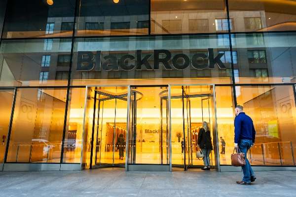 Ingresso della sede di BlackRock con insegna del gruppo sul vetro della facciata