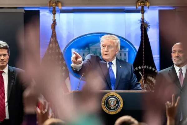 un'immagine del presidente americano Donald Trump durante una conferenza stampa