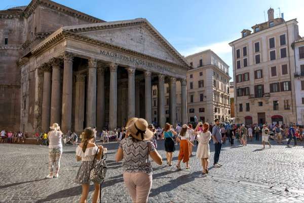 Turisti in piazza della Rotonda davanti al Pantheon di Roma in una giornata estiva