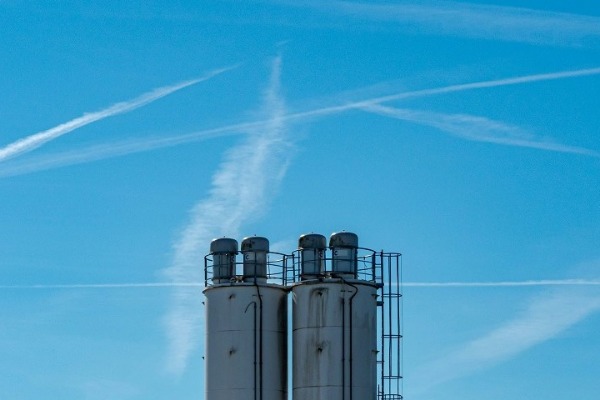 Due ciminiere industriali in funzione