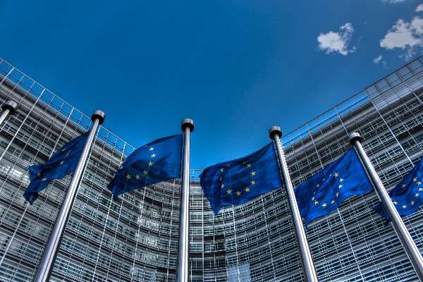 Bandiere dell'Unione Europea davanti alla sede della Commissione Europea a Bruxelles