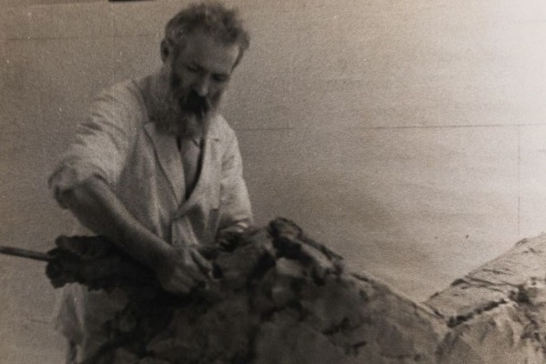 Constantin Brancusi nel suo studio