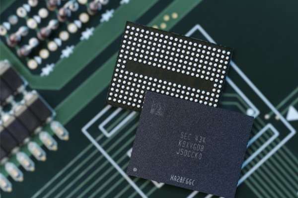 Azioni chip di memoria: immagine di un semiconduttore Samsung