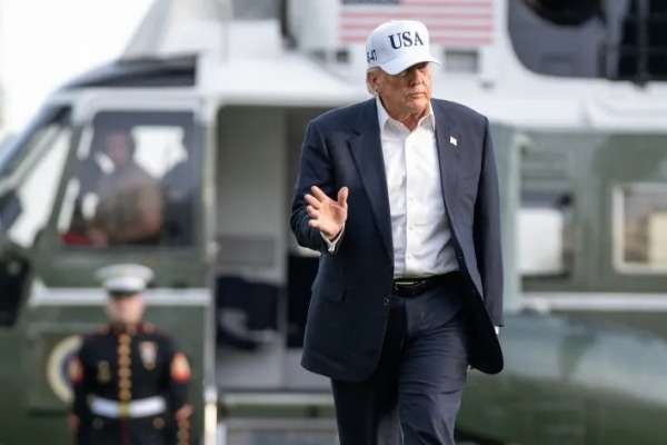 Petrolio - Immagine di Donald Trump dopo la discesa dall'elicottero militare