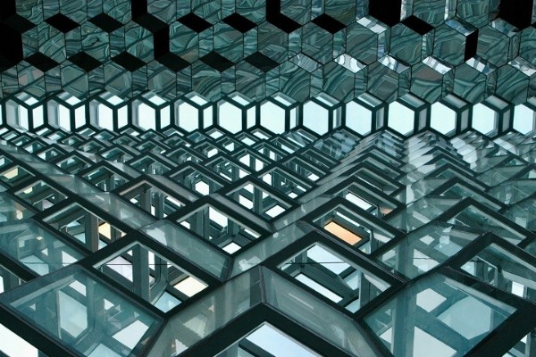 I motivi di facciata di un edificio che ricordano la catena a blocchi della blockchain