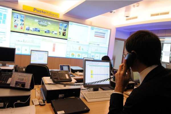 Una fotografia scattata all'interno del polo tecnologico di Poste Italiane