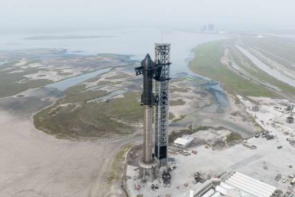 Il razzo Dragon di SpaceX pronto al lancio nel poligono