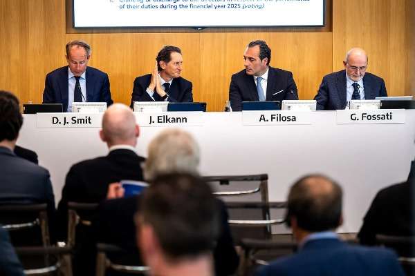 Da sinistra: D.J. Smit, John Elkann, Antonio Filosa e G. Fossati all'assemblea annuale del 2026
