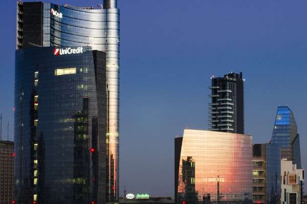 Vista al tramonto del grattacielo sede di Unicredit, a Milano