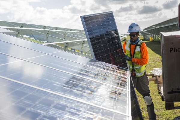 Un operatore di Nextera Energy al lavoro presso un pannello solare