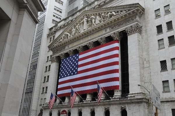una foto di Wall Street con le bandiere americane