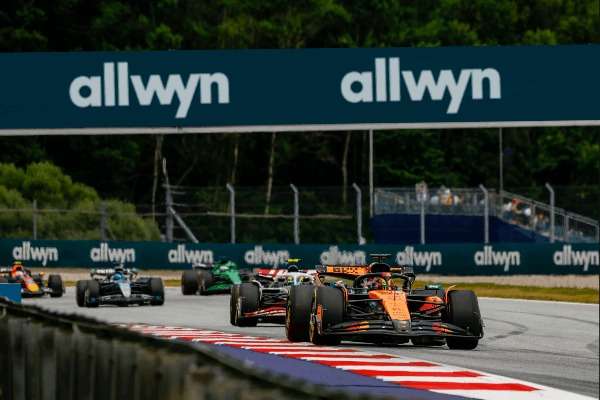 una foto che riprende alcune auto della Formula 1