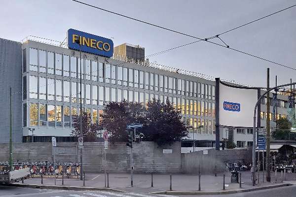 Immagine della sede centrale di FinecoBank a Milano