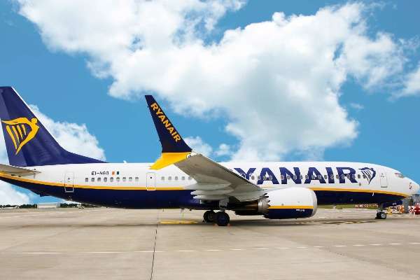una foto di un aereo Ryanair