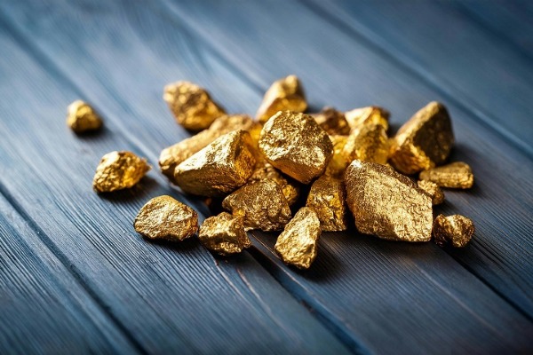 Alcune pepite d'oro su un tavolo