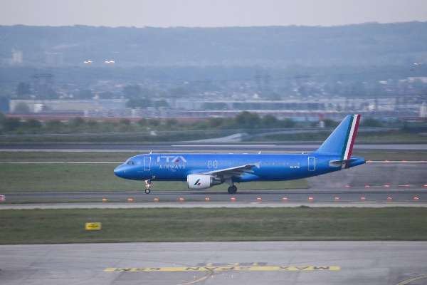 Aereo ITA Airways sulla pista di rullaggio in un aeroporto europeo